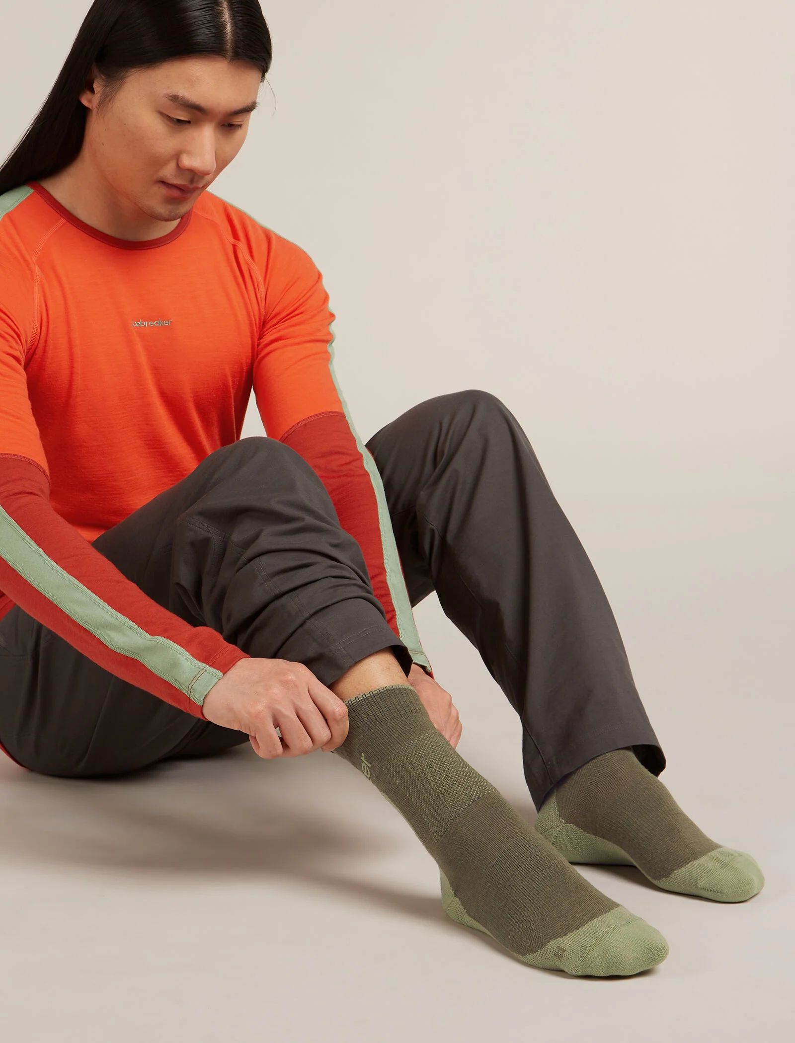 Men’s Merino Hike+ Medium Crew Socks - Image 2