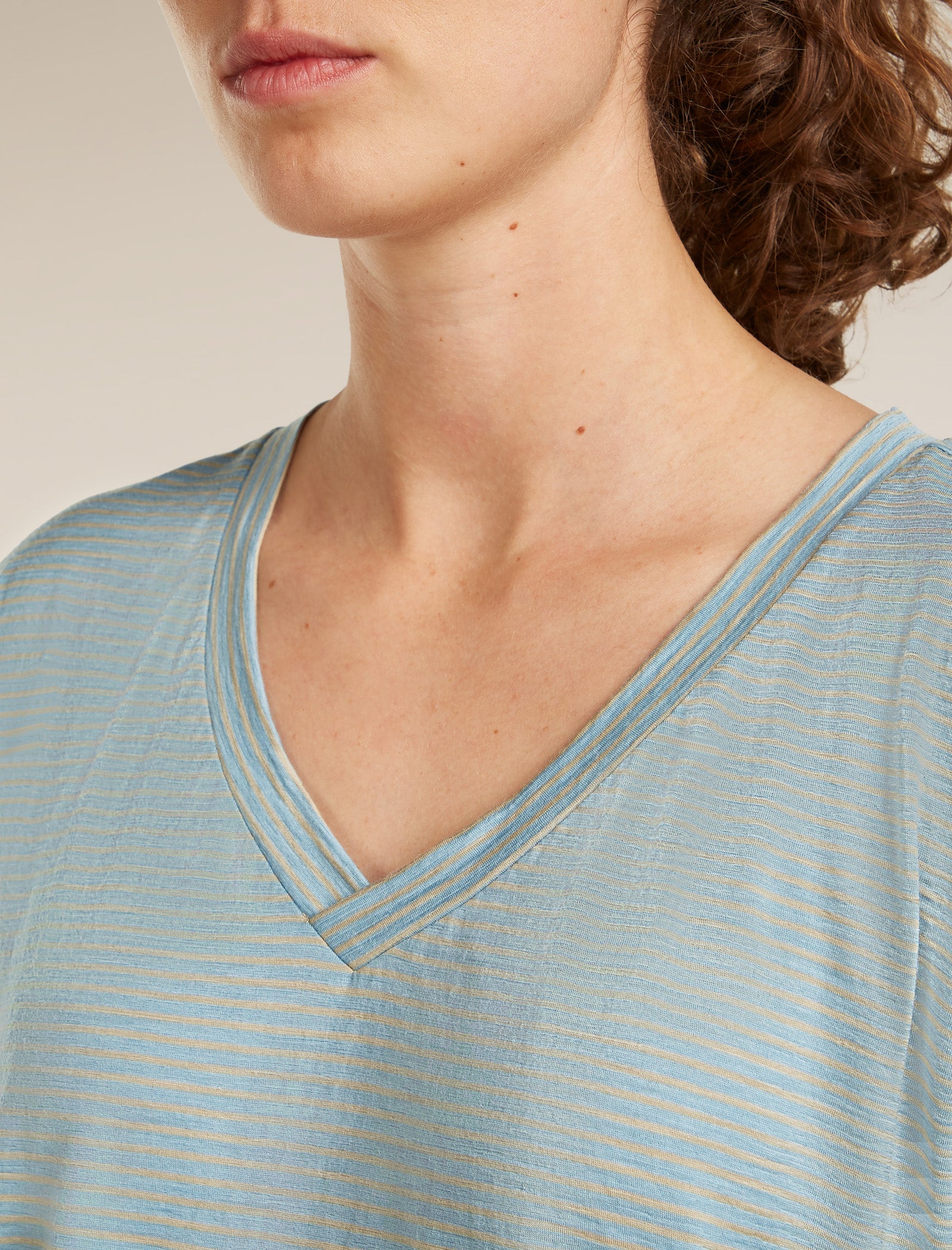 Women’s Merino 150 Tech Lite Short Sleeve Relaxed V Neck T-Shirt - Image 5